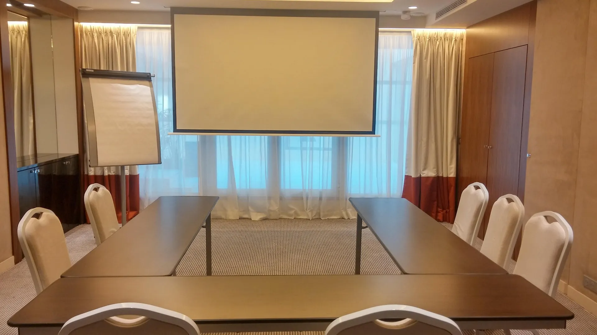 Le M Hotel 4*